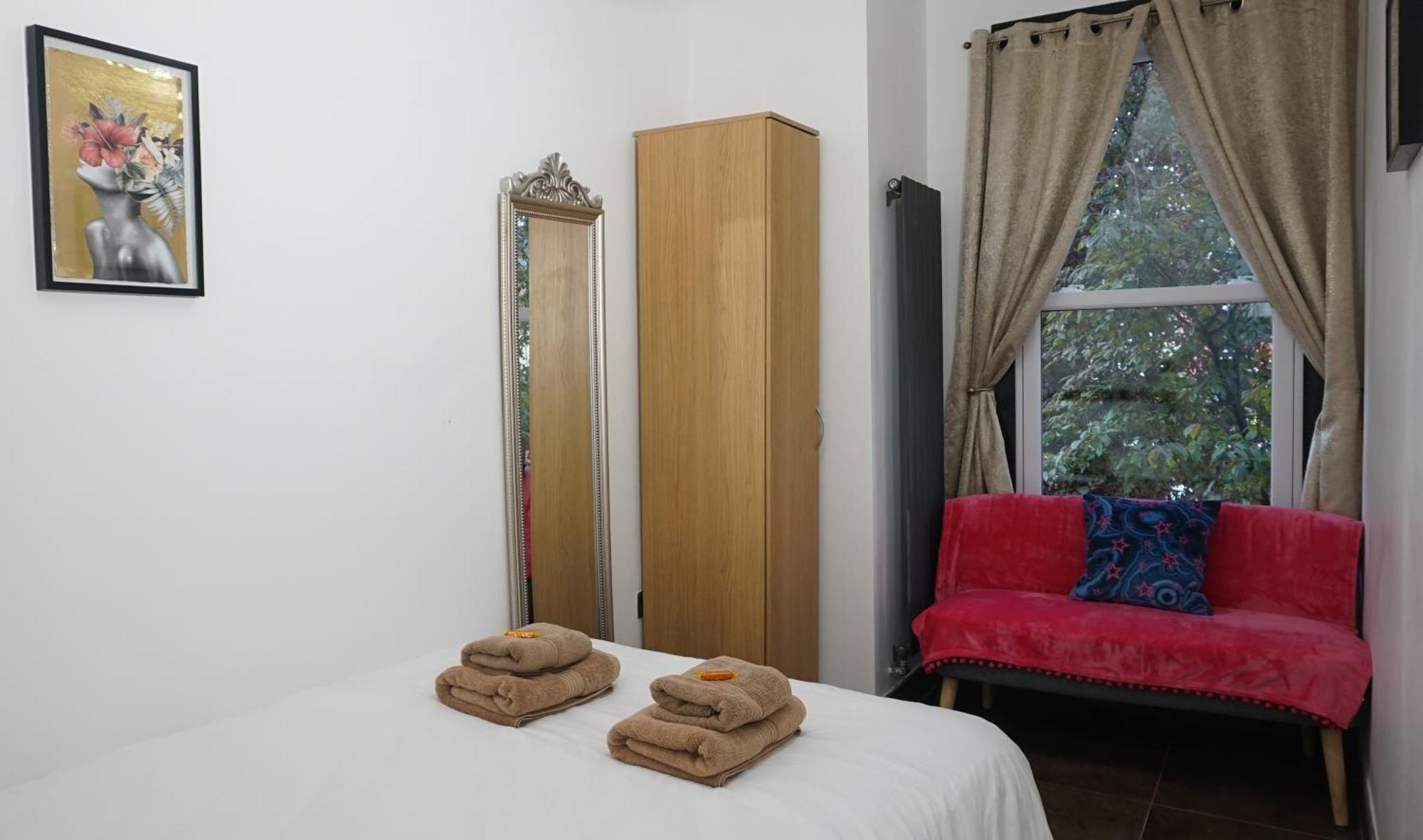 Beautiful London Home Sleeps 6, 2 Minutes To Metro Экстерьер фото