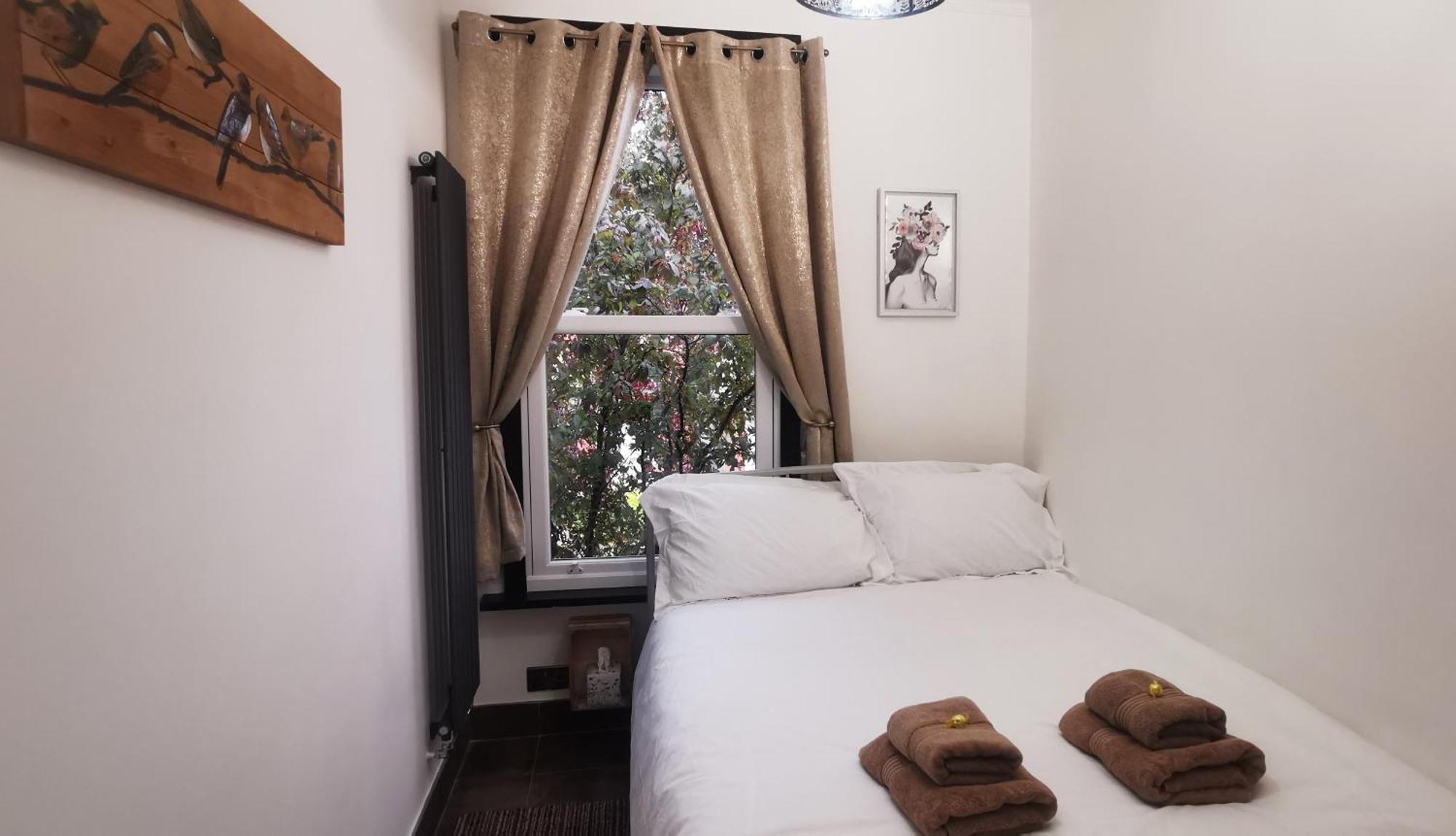 Beautiful London Home Sleeps 6, 2 Minutes To Metro Экстерьер фото